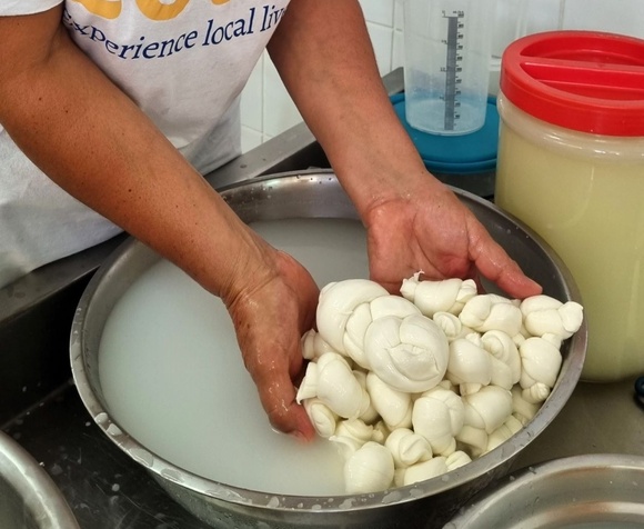 Prepare and enjoy the mozzarella while still warm with Sara